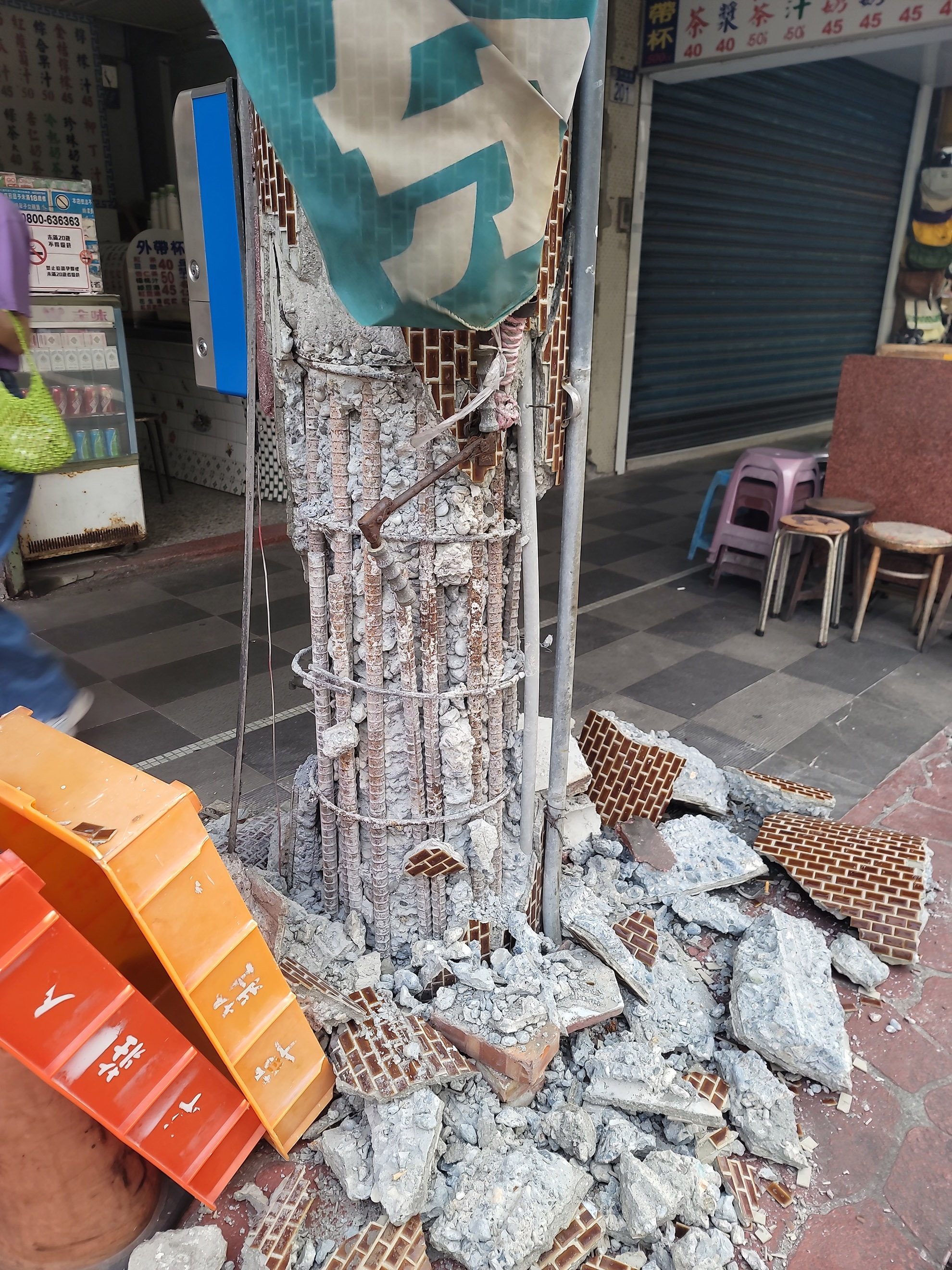 Bâtiment de coin de trois étages, logement(s) aux étages, rez-de-chaussée commercial avec galerie: colonne endommagée, Larges agrégats